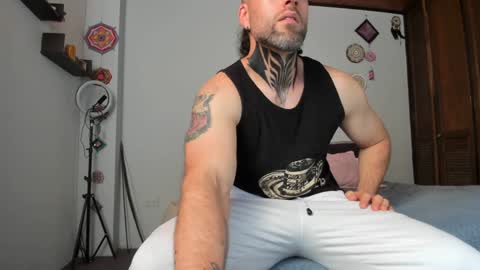 Snapshot of sexycolombian2022 chatting on 12.25.24 Antonioylola online show from 12.25.24