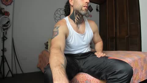 Snapshot of sexycolombian2022 chatting on 12.28.24 Antonioylola online show from 12.28.24