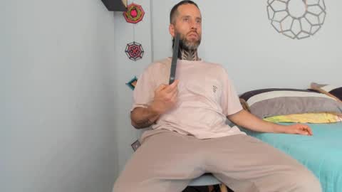 Snapshot of sexycolombian2022 chatting on 02.22.25 Antonioylola online show from 02.22.25