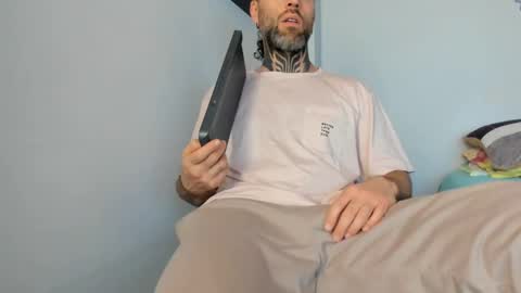 Snapshot of sexycolombian2022 chatting on 02.22.25 Antonioylola online show from 02.22.25