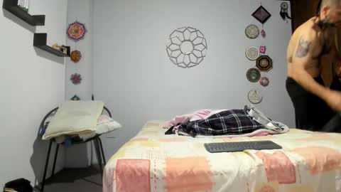 Snapshot of sexycolombian2022 chatting on 11.24.25 Antonioylola online show from 11.24.25