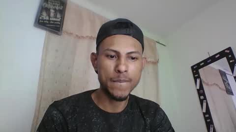 Snapshot of sexyleon69 chatting on 11.06.25 Sexy leon online show from 11.06.25