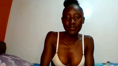 Snapshot of sexylucia5 chatting on 05.06.26 sexylucia5 online show from 05.06.26