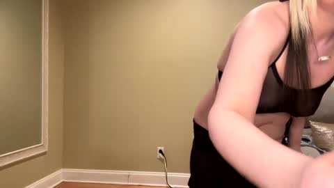 Snapshot of sexypiglet2728 chatting on 01.22.25 Sexypiglet2728 online show from 01.22.25