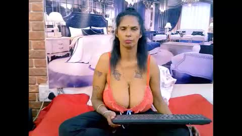Snapshot of sexyva4u2luv chatting on 05.11.26 sexyva4u2luv online show from 05.11.26