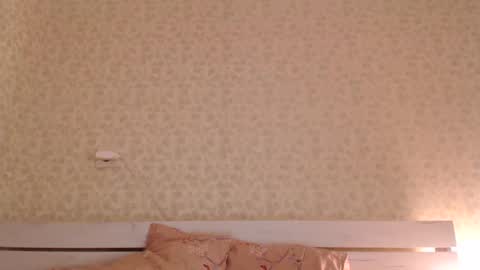 Snapshot of shakeit_good chatting on 01.22.25 Mila online show from 01.22.25