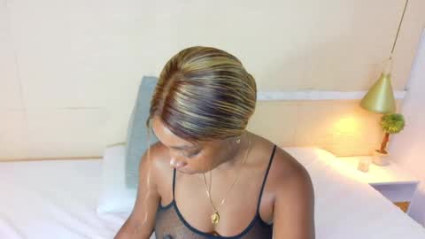 Snapshot of shamira_moore chatting on 10.04.25 Catalina online show from 10.04.25