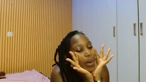 Snapshot of shaniz_shallet chatting on 11.24.25 Shaniz online show from 11.24.25