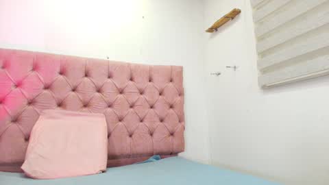 Snapshot of sharlott_kiss chatting on 01.04.25 Sharlott online show from 01.04.25