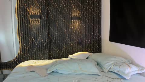 Snapshot of sharonttaylor chatting on 11.05.25 SHARON TAYLOR online show from 11.05.25