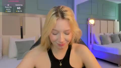 Snapshot of shatall_rouge chatting on 01.22.25 Shantall online show from 01.22.25