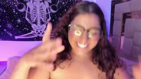 Snapshot of sheeylaroee chatting on 03.08.25 Heidy online show from 03.08.25