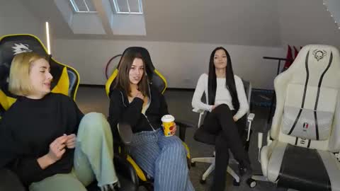 Snapshot of sheryl_elegance chatting on 11.21.25 Sheryl online show from 11.21.25