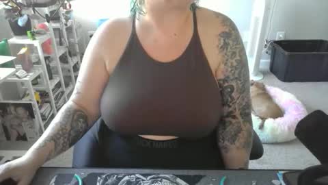 Snapshot of sheshyneshy chatting on 04.14.26 Shesh online show from 04.14.26