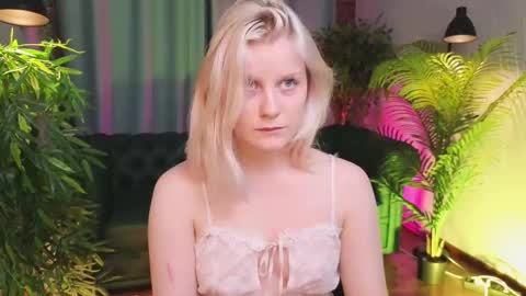 Snapshot of shinejoan chatting on 11.01.25 help me reach my first 25 thumbs up online show from 11.01.25