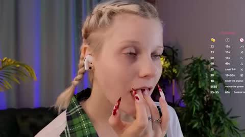 Snapshot of shinejoan chatting on 11.11.25 help me reach my first 25 thumbs up online show from 11.11.25