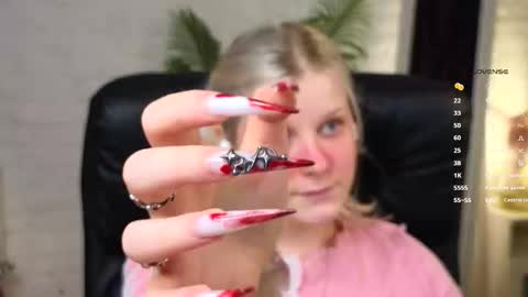 Snapshot of shinejoan chatting on 11.16.25 help me reach my first 25 thumbs up online show from 11.16.25