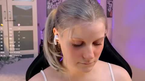 Snapshot of shinejoan chatting on 11.21.25 help me reach my first 25 thumbs up online show from 11.21.25