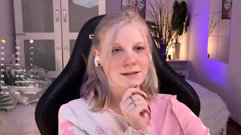 Snapshot of shinejoan chatting on 11.22.25 help me reach my first 25 thumbs up online show from 11.22.25