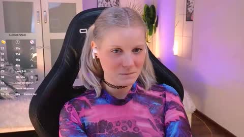 Snapshot of shinejoan chatting on 11.26.25 help me reach my first 25 thumbs up online show from 11.26.25