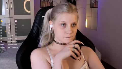 Snapshot of shinejoan chatting on 11.28.25 help me reach my first 25 thumbs up online show from 11.28.25