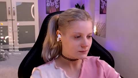 Snapshot of shinejoan chatting on 11.29.25 help me reach my first 25 thumbs up online show from 11.29.25