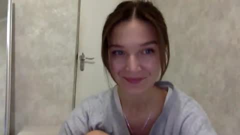 Snapshot of shining_pearl chatting on 10.26.25 Jesica online show from 10.26.25