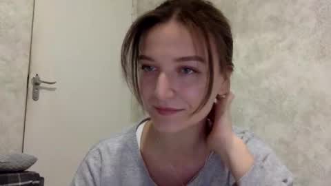 Snapshot of shining_pearl chatting on 10.28.25 Jesica online show from 10.28.25