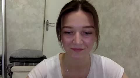 Snapshot of shining_pearl chatting on 11.13.25 Jesica online show from 11.13.25