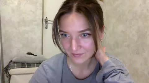 Snapshot of shining_pearl chatting on 11.18.25 Jesica online show from 11.18.25