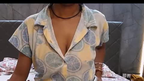 Snapshot of shiri_hot chatting on 11.23.25 Siri online show from 11.23.25