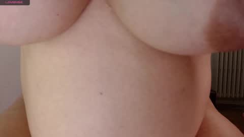 Snapshot of shopiagarcia_ chatting on 02.11.25 lamai online show from 02.11.25