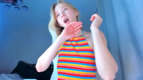 Snapshot of showmejenny chatting on 11.28.25 jennywoody online show from 11.28.25