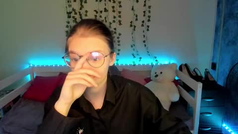 Snapshot of shy_elina01 chatting on 10.04.25 shy_elina01 online show from 10.04.25