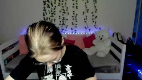 Snapshot of shy_elina01 chatting on 10.15.25 shy_elina01 online show from 10.15.25