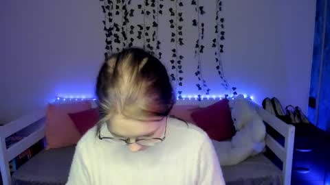 Snapshot of shy_elina01 chatting on 10.18.25 shy_elina01 online show from 10.18.25