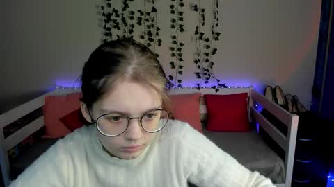 Snapshot of shy_elina01 chatting on 10.21.25 shy_elina01 online show from 10.21.25