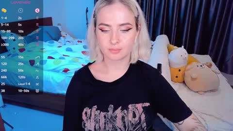 Snapshot of shyfoxxxy chatting on 12.09.24 Effie online show from 12.09.24