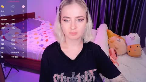 Snapshot of shyfoxxxy chatting on 12.10.24 Effie online show from 12.10.24