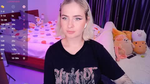 Snapshot of shyfoxxxy chatting on 12.12.24 Effie online show from 12.12.24