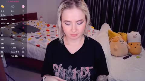 Snapshot of shyfoxxxy chatting on 12.12.24 Effie online show from 12.12.24