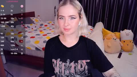 Snapshot of shyfoxxxy chatting on 12.14.24 Effie online show from 12.14.24