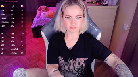 Snapshot of shyfoxxxy chatting on 12.19.24 Effie online show from 12.19.24