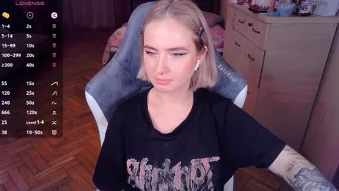 Snapshot of shyfoxxxy chatting on 01.03.25 Effie online show from 01.03.25