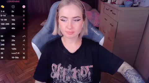 Snapshot of shyfoxxxy chatting on 01.03.25 Effie online show from 01.03.25