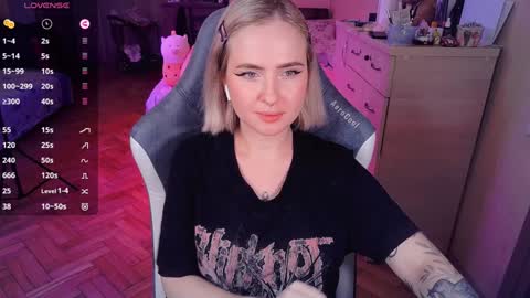 Snapshot of shyfoxxxy chatting on 01.22.25 Effie online show from 01.22.25