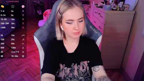 Snapshot of shyfoxxxy chatting on 01.26.25 Effie online show from 01.26.25