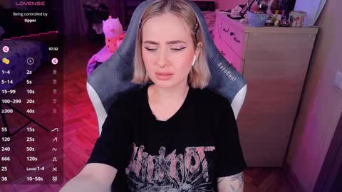 Snapshot of shyfoxxxy chatting on 01.28.25 Effie online show from 01.28.25