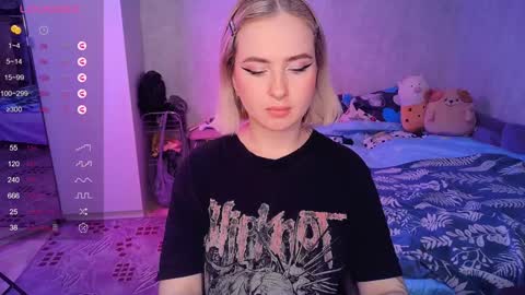 Snapshot of shyfoxxxy chatting on 02.04.25 Effie online show from 02.04.25