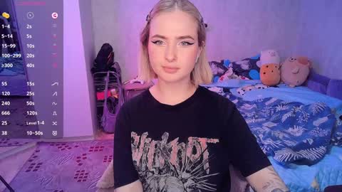 Snapshot of shyfoxxxy chatting on 02.04.25 Effie online show from 02.04.25